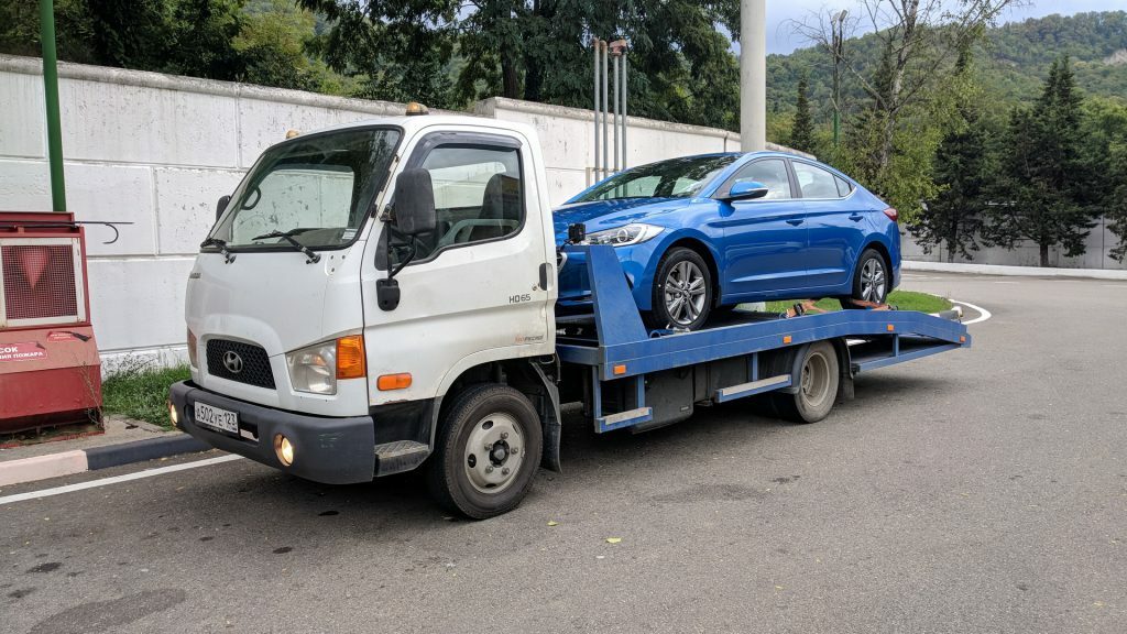 Фото процесса эвакуации легкового автомобиля